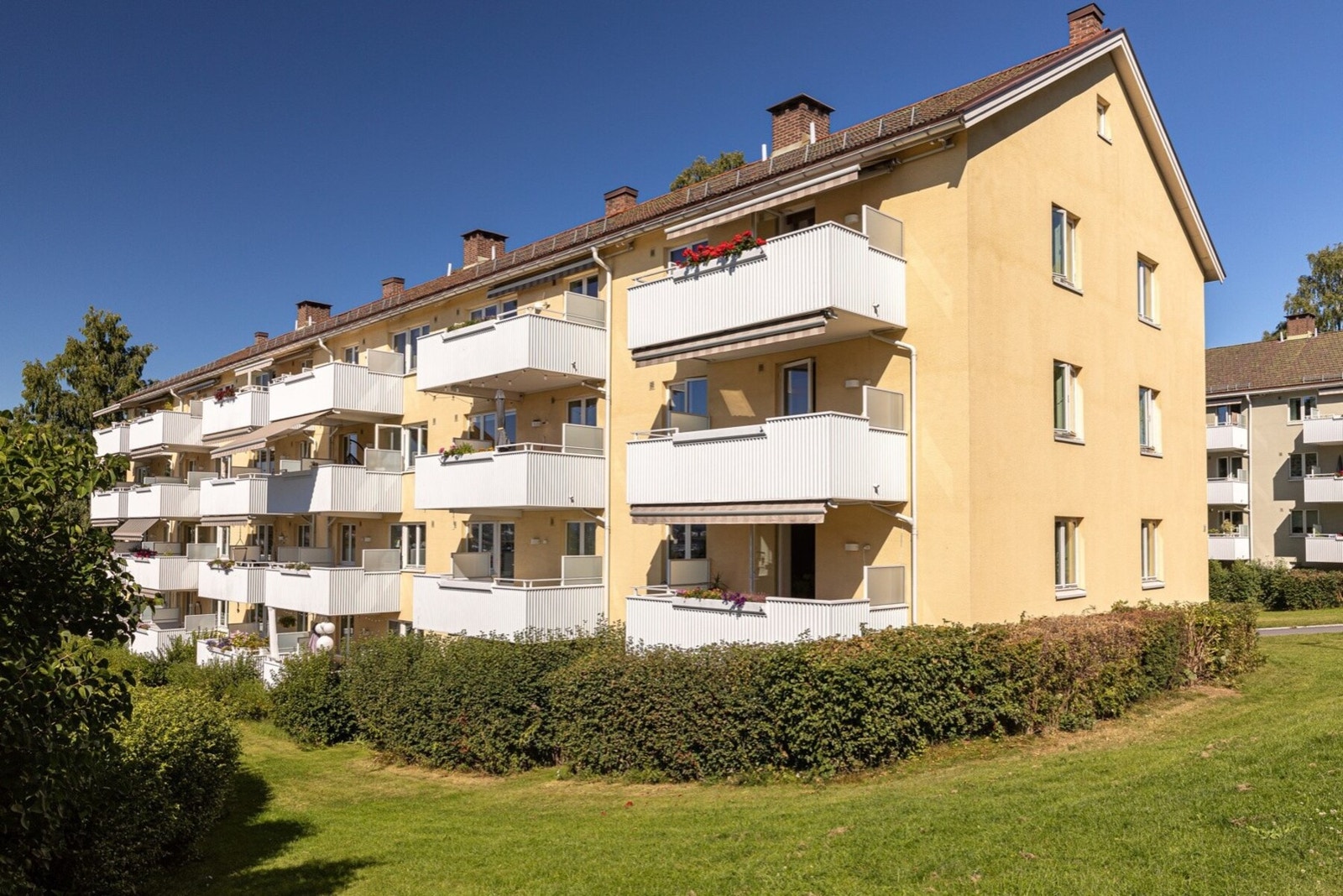 Fasaden gir et godt førsteinntrykk da borettslaget har oppgraderte fasader, vinduer, balkonger m.m. Galleribilde