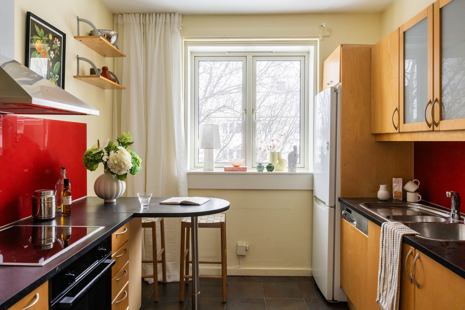 Separat kjøkken med innredning fra Sigdal. Galleribilde