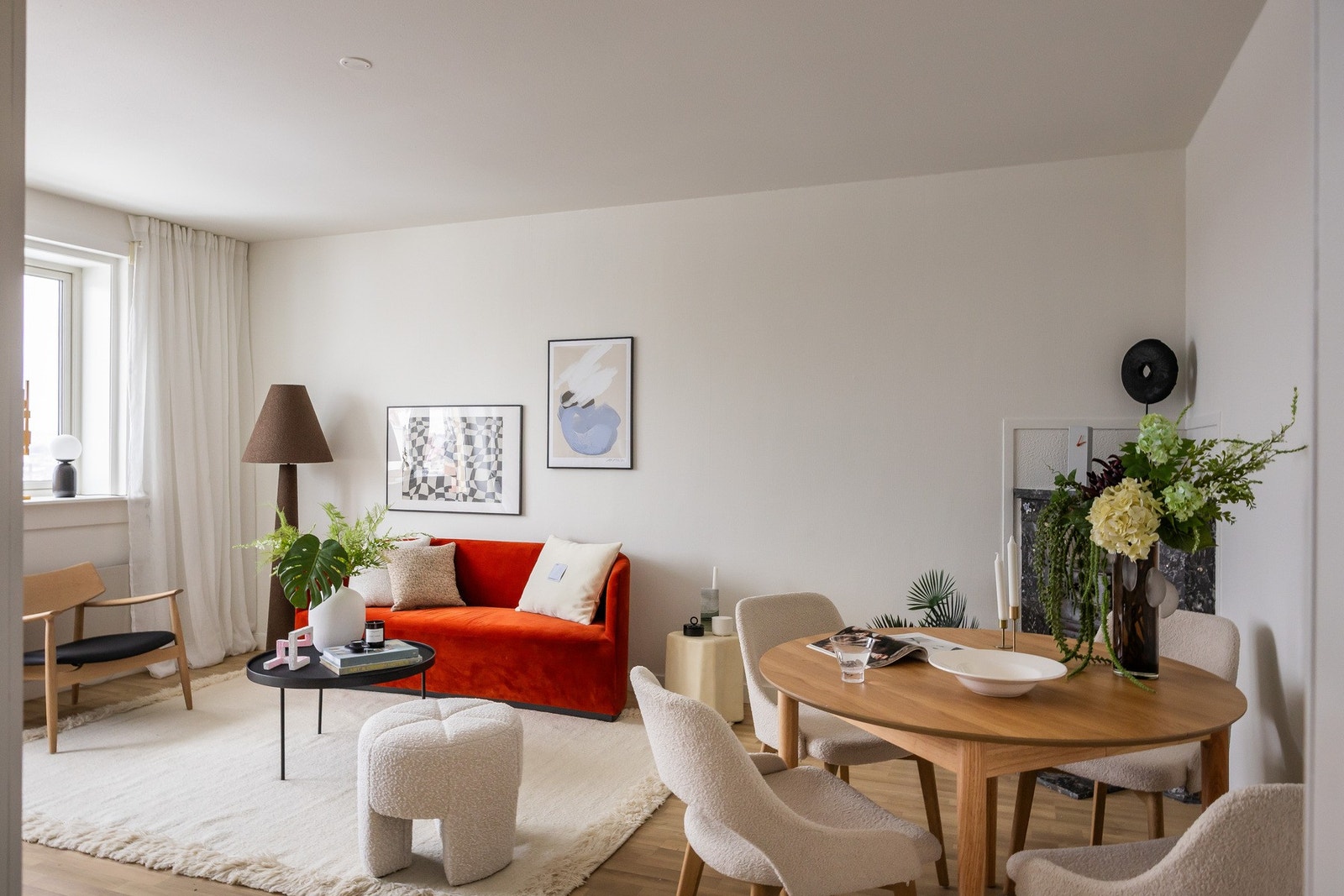 Stuen er romslig med plass til sofasone og spisebord. Galleribilde