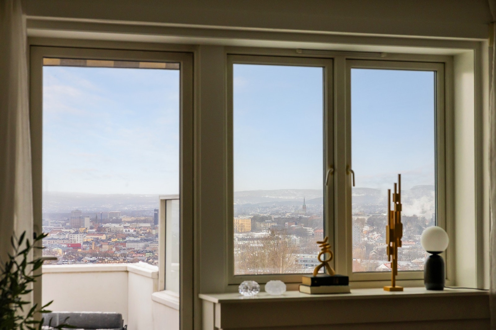 En attraktiv 3-roms topp- og endeleilighet med vidstrakt utsikt over byen. Galleribilde