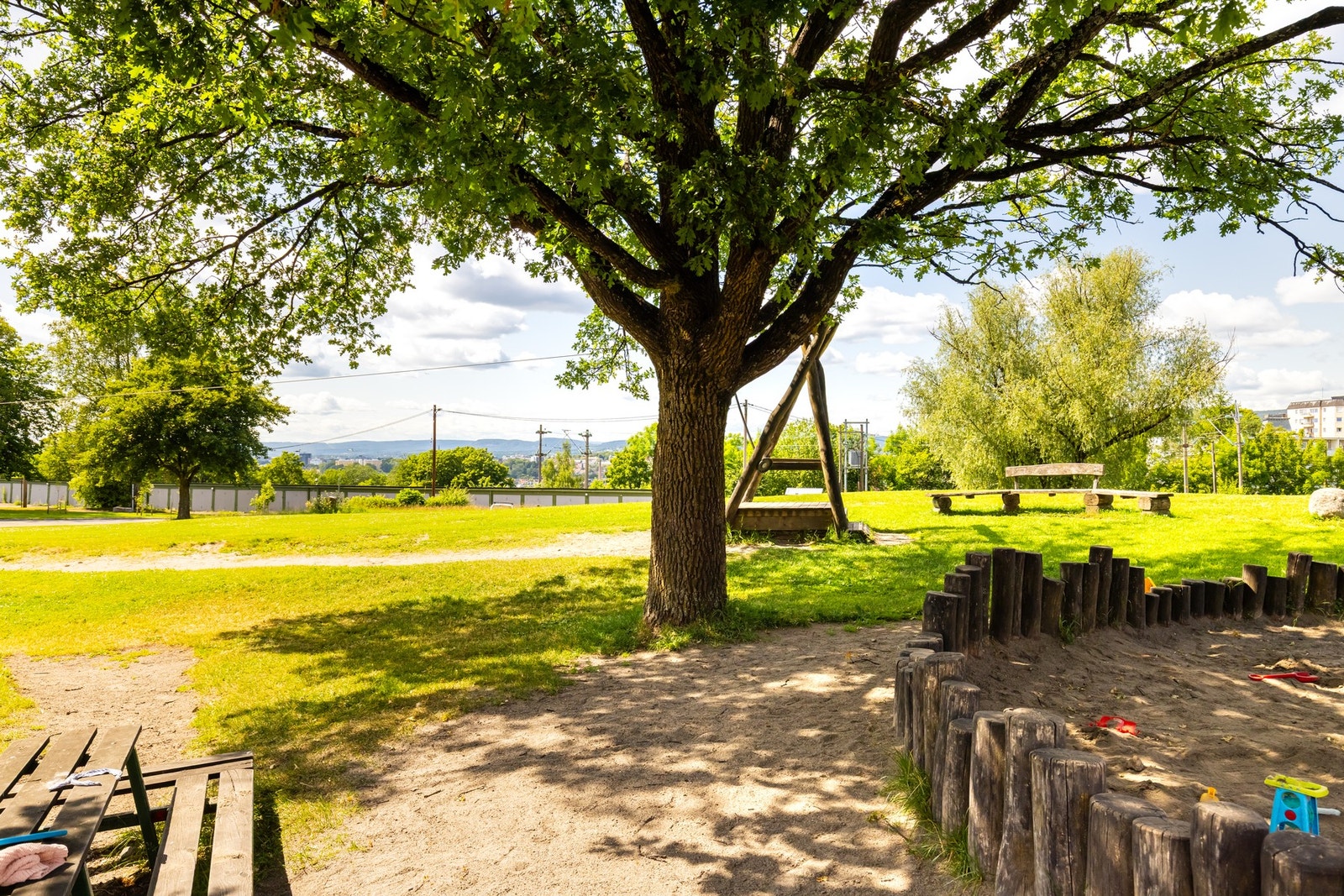 Store omkringliggende parkareal med sittegrupper. Galleribilde