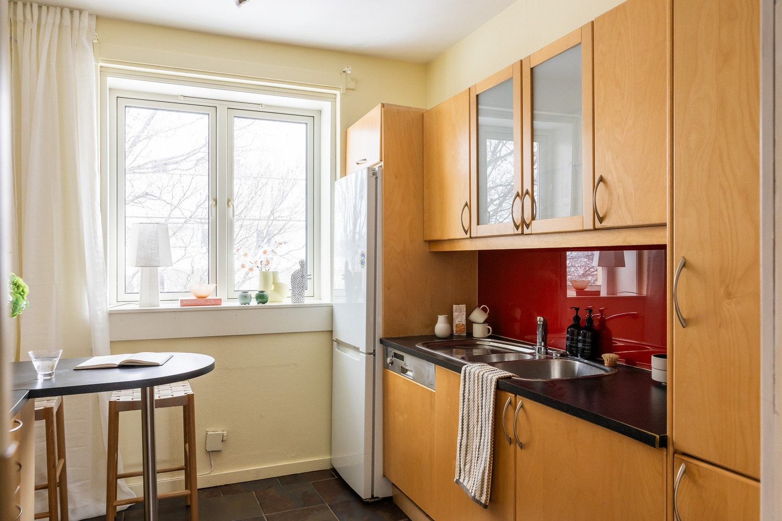 Innredningen har finerte eikefronter og nedfelt oppvaskkum. Integrerte hvitevarer bestående av stekeovn, koketopp og ventilator. Galleribilde