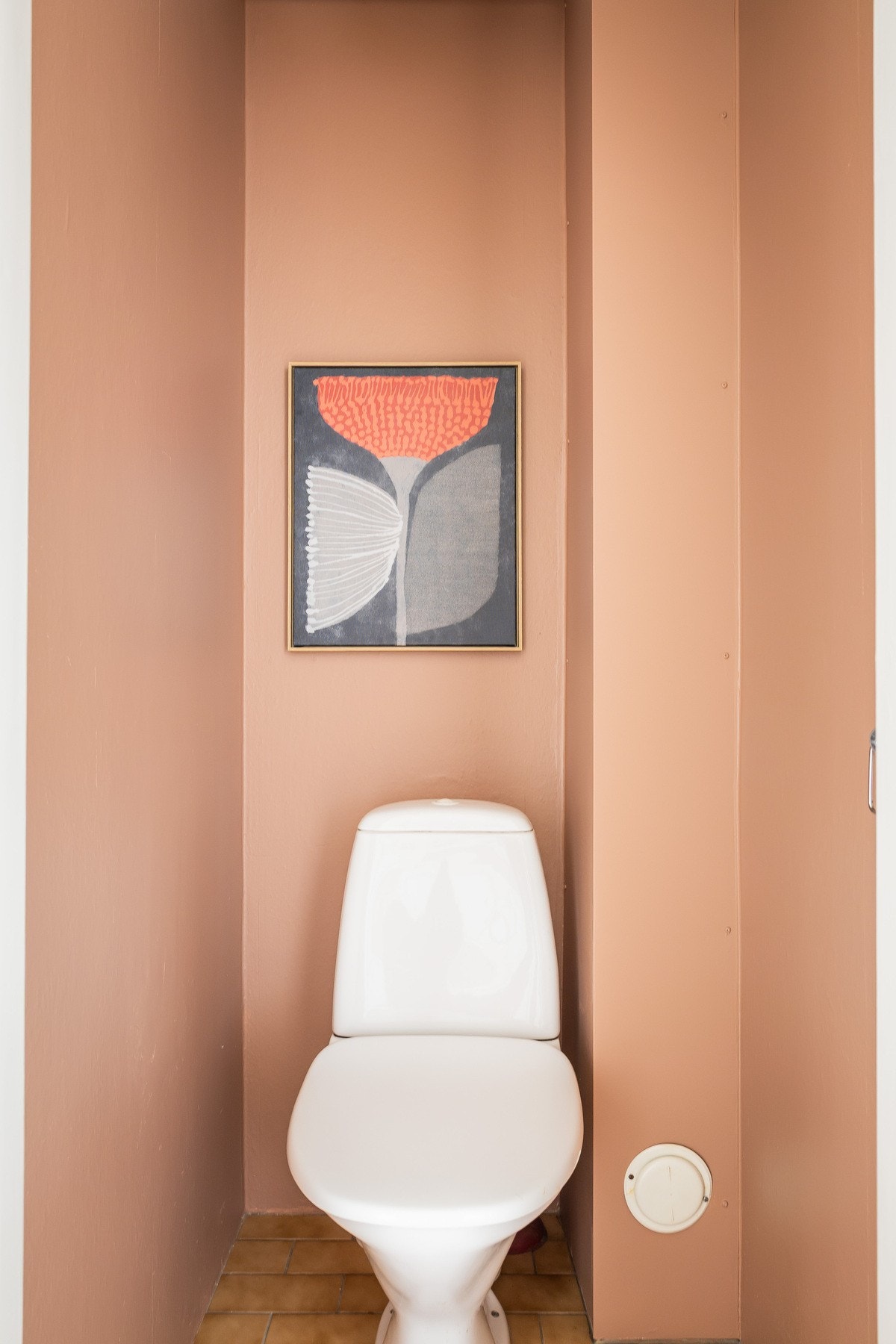 Separat toalettrom vegg i vegg med bad. Flere av beboerne i borettslaget har slått sammen toalettrom og bad i forbindelse med oppussing av baderom. Galleribilde