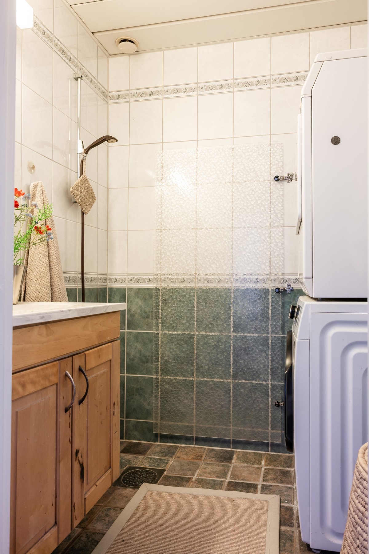 Badene i borettslaget ble opprinnelige rehabilitert i 1996 - 99. Badet har flislagte gulv og vegger, innredet med dusj, servantskap og opplegg for vaskemaskin. Galleribilde