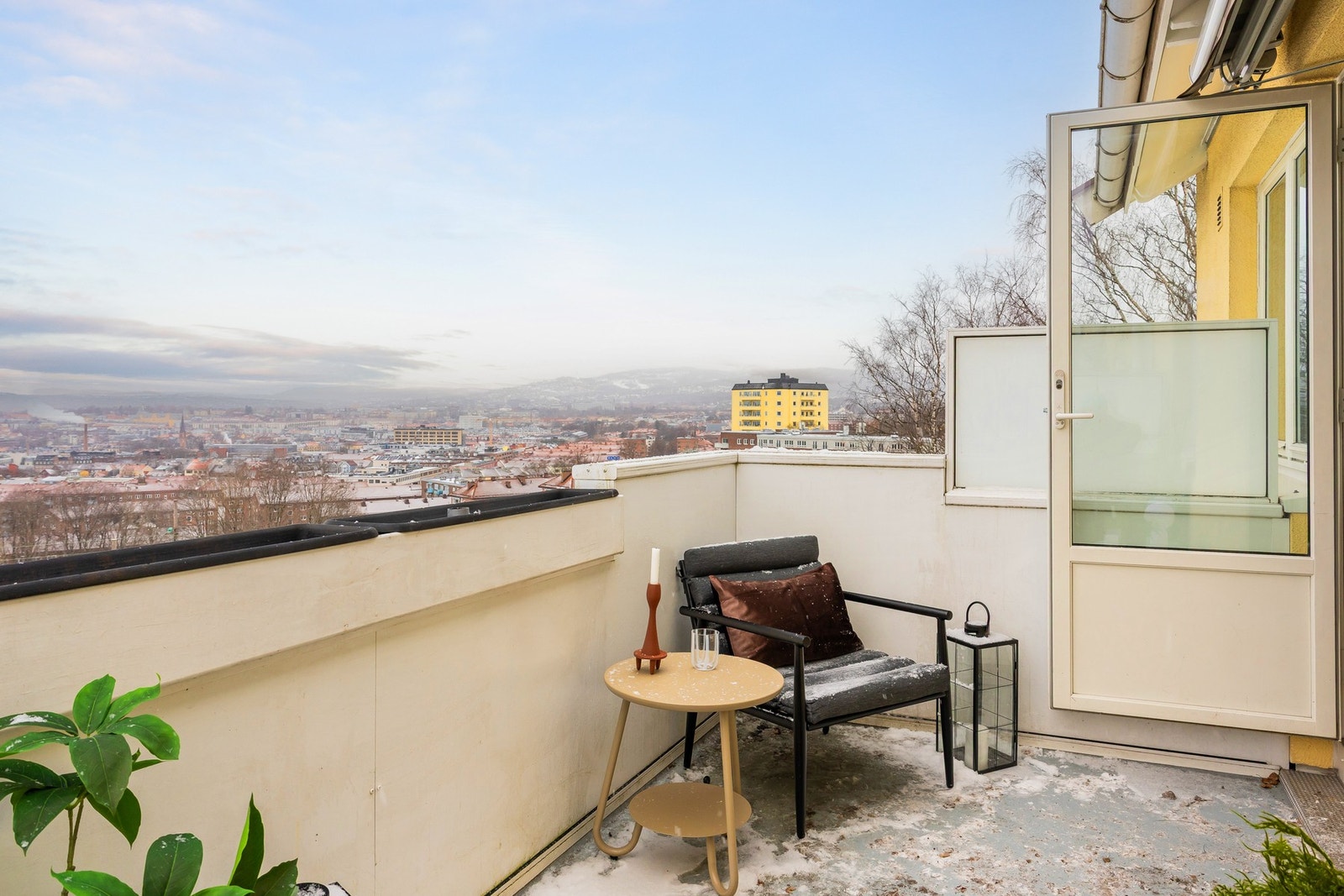 Balkongen er utstyrt med elektrisk markise. Tillatt med elektrisk grill i brl. Galleribilde