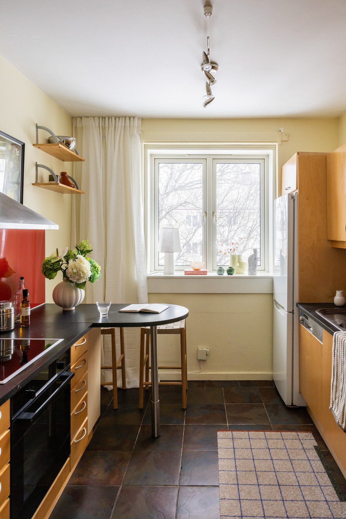 Flere beboere har flyttet kjøkken i soverom tilknyttet stue, og åpnet vegg for å etablere åpen kjøkken- og stueløsning. Tiltaket må evt. søkes styret i brl. Galleribilde