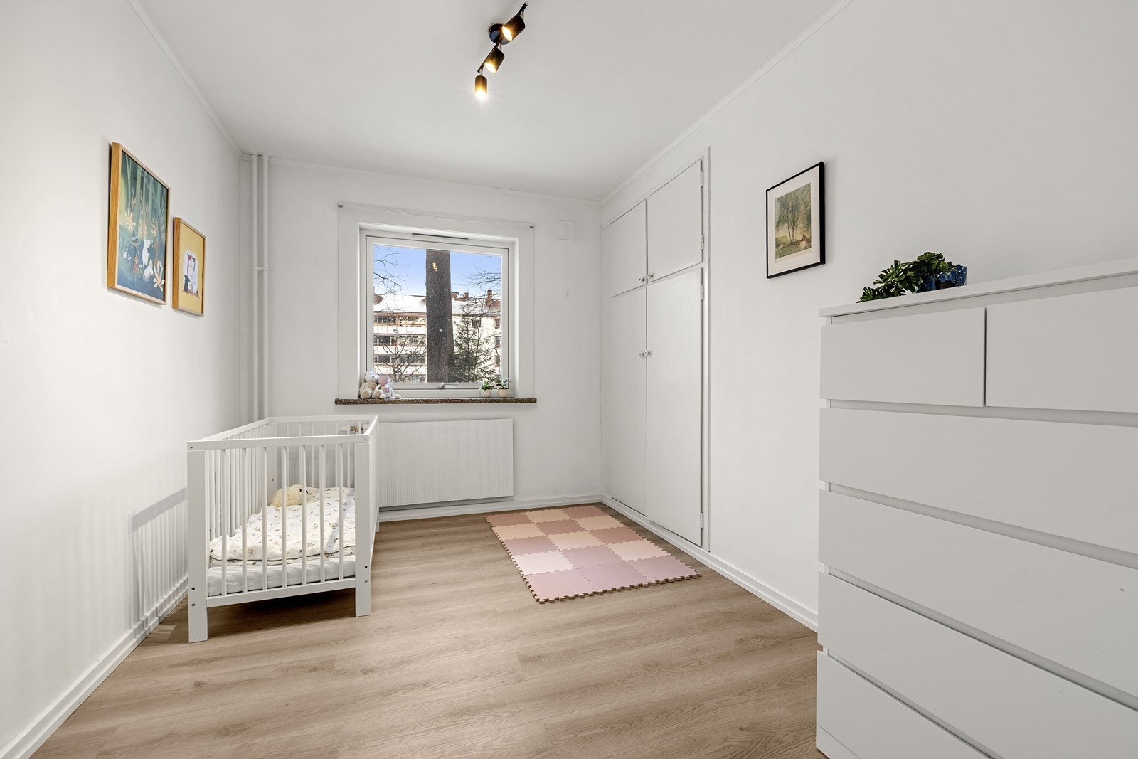 Det andre soverommet egner seg godt som barnerom, gjesterom eller kontor. Galleribilde