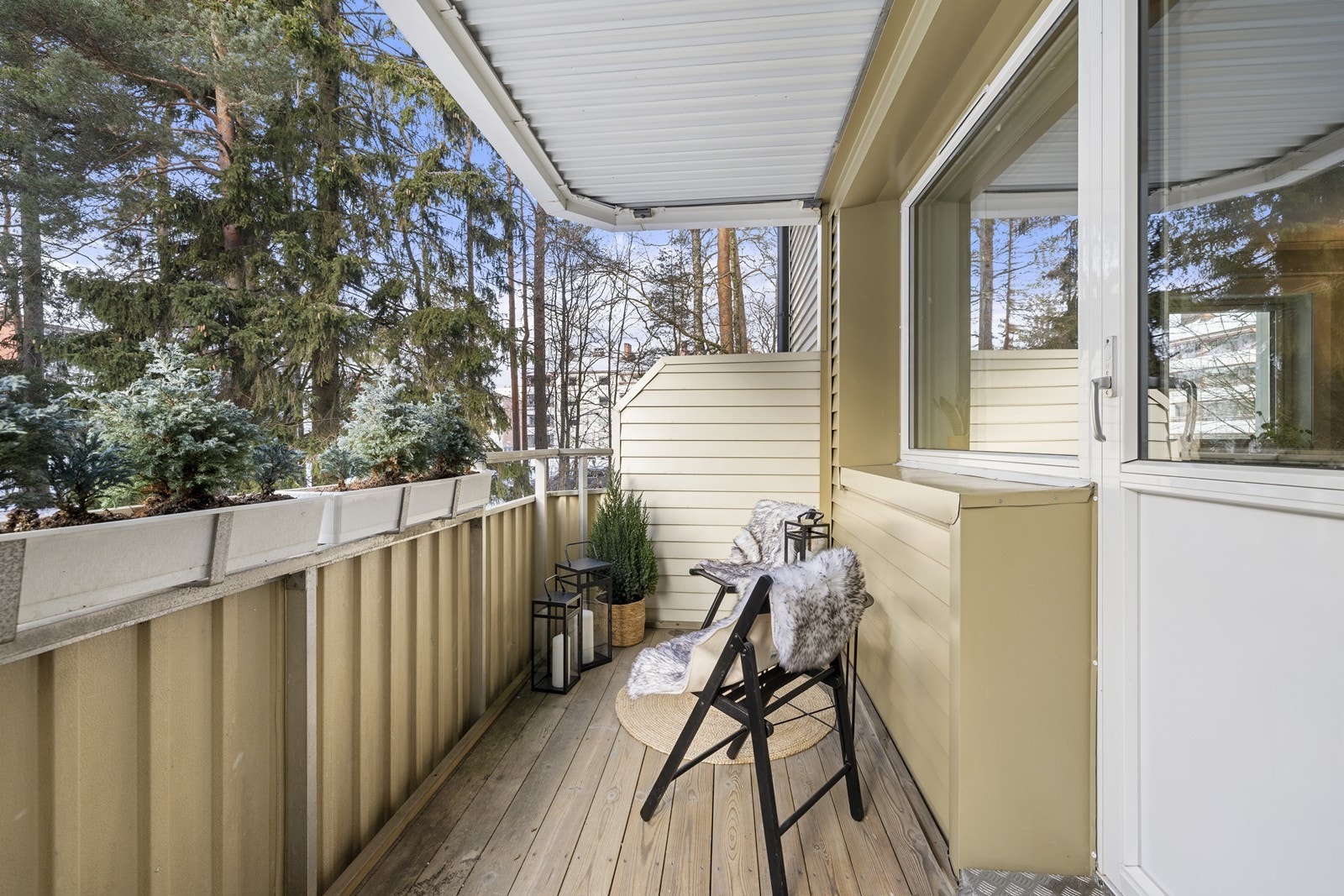 Fra stuen er det utgang til en vestvendt balkong på 6 m² med tregulv. Galleribilde