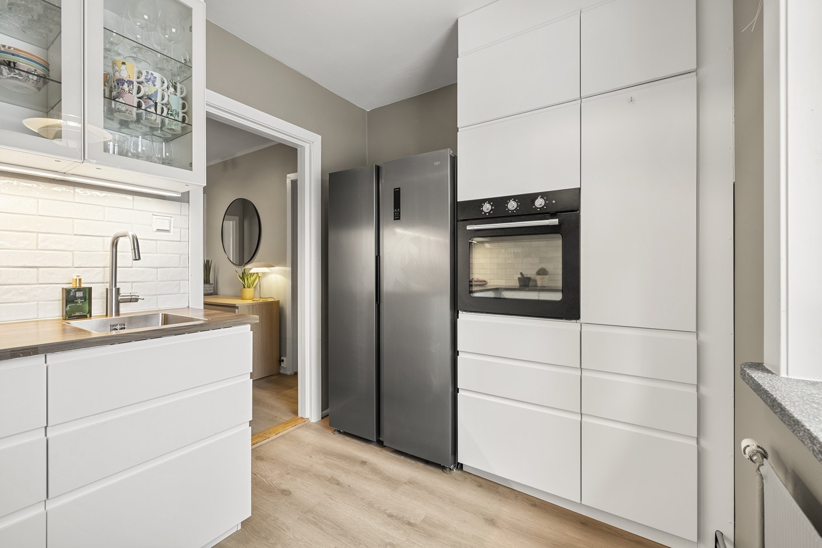 Innredningen har glatte fronter, laminatbenkeplate og godt med skapplass. Galleribilde