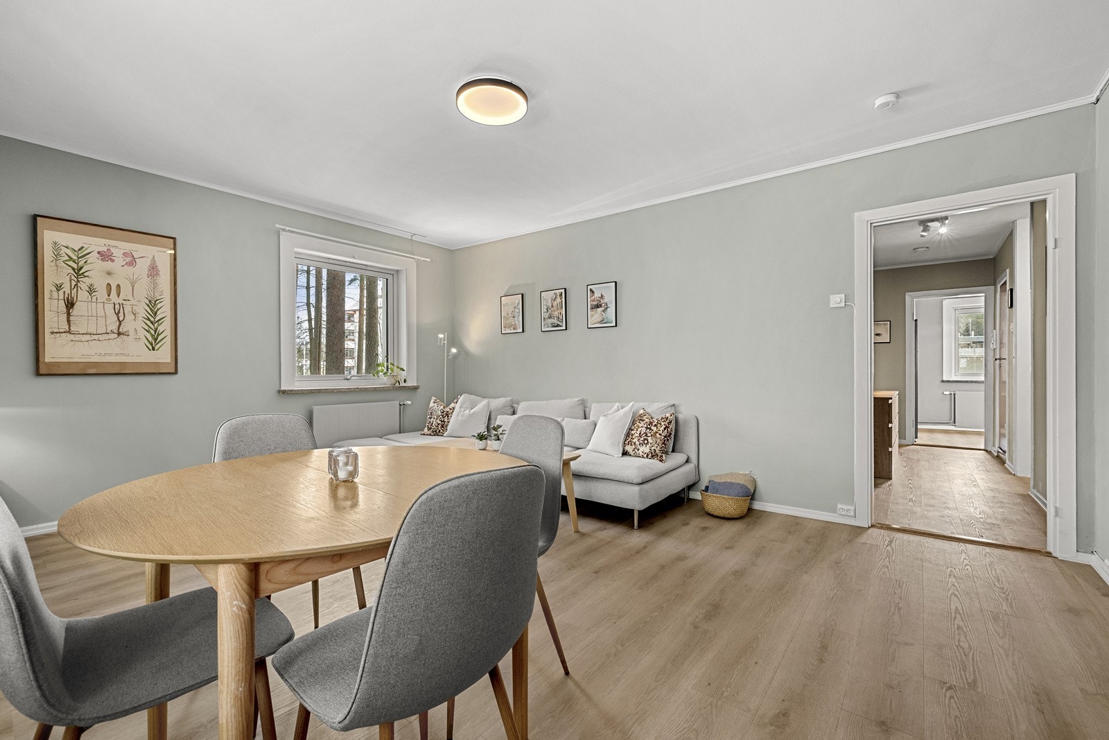 Stuen er et lyst og romslig oppholdsrom, vesentlig oppgradert i 2023. Galleribilde