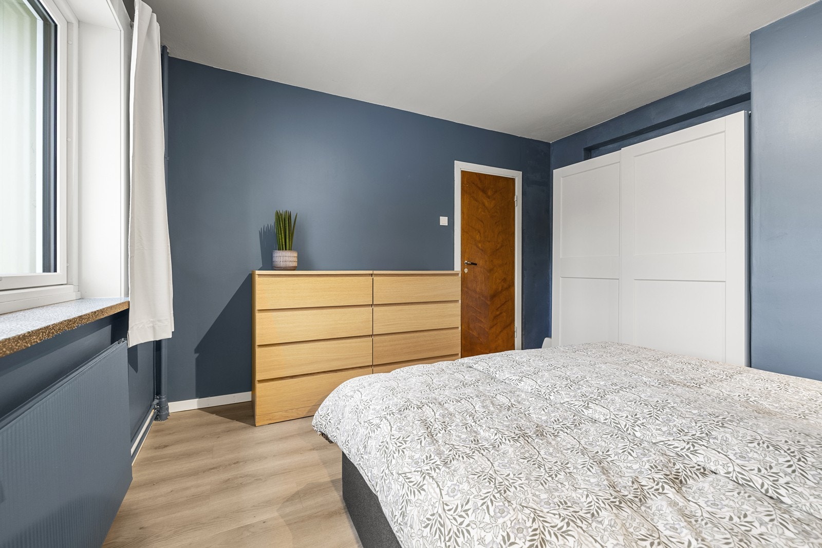 Her er det god plass til dobbeltseng og garderobeløsning. Galleribilde
