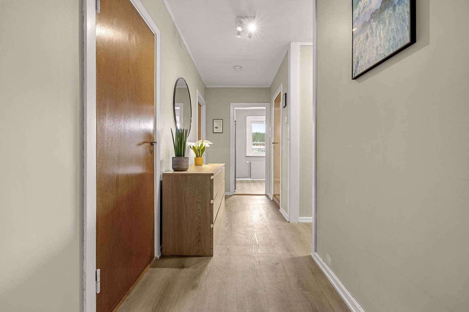 Leiligheten har en arealeffektiv og gjennomgående planløsning som gir en god romfølelse. Galleribilde