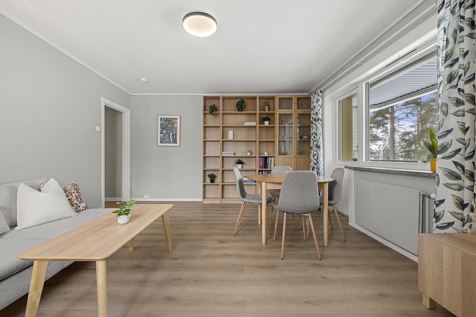 Store vindusflater fra 2020 slipper inn rikelig med lys. Galleribilde