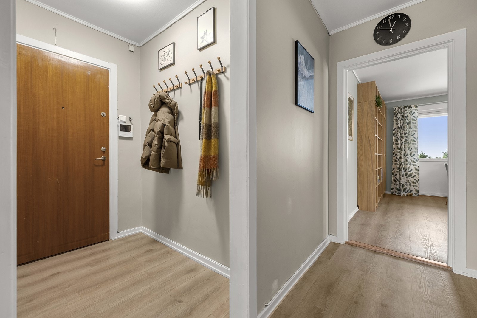 En brann- og lydklassifisert entredør (B30/35dB) åpner inn til en innbydende entré. Galleribilde