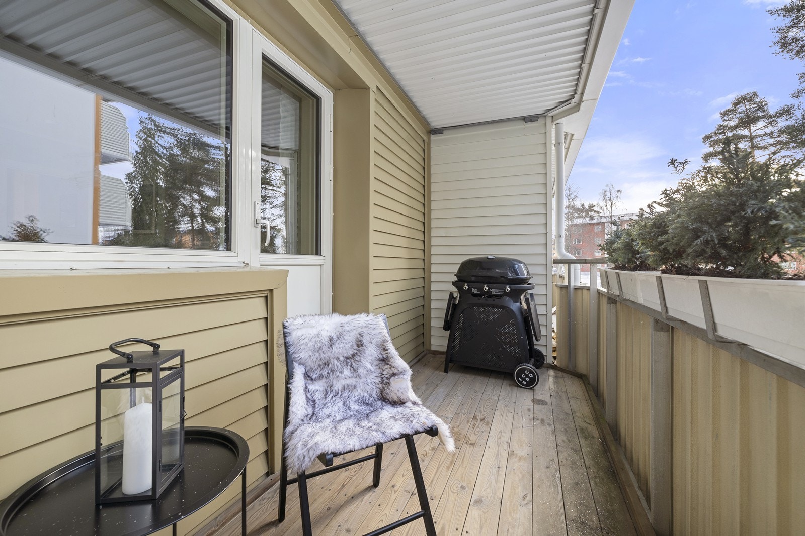 Balkongen har god plass til en sittegruppe, og det er tillatt med gass- eller elektrisk grill. Galleribilde