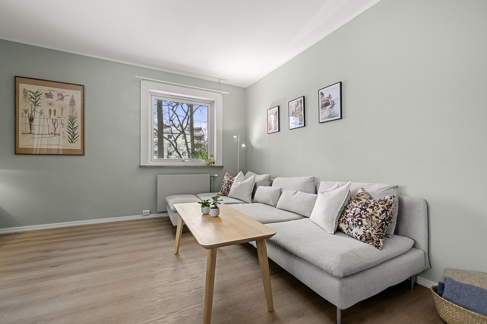 De slette, malte veggflatene gir et moderne og helhetlig uttrykk. Galleribilde