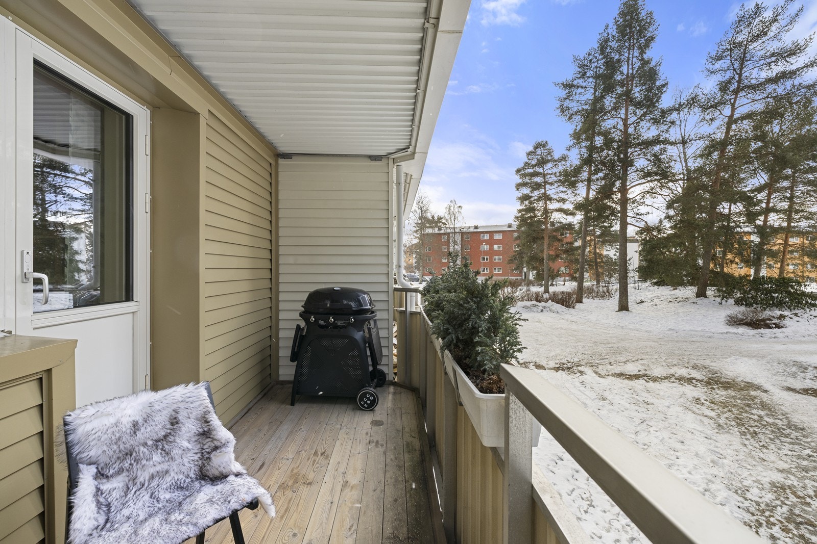 Balkongdøren er fra 2020 og gir en sømløs overgang mellom inne og ute. Galleribilde