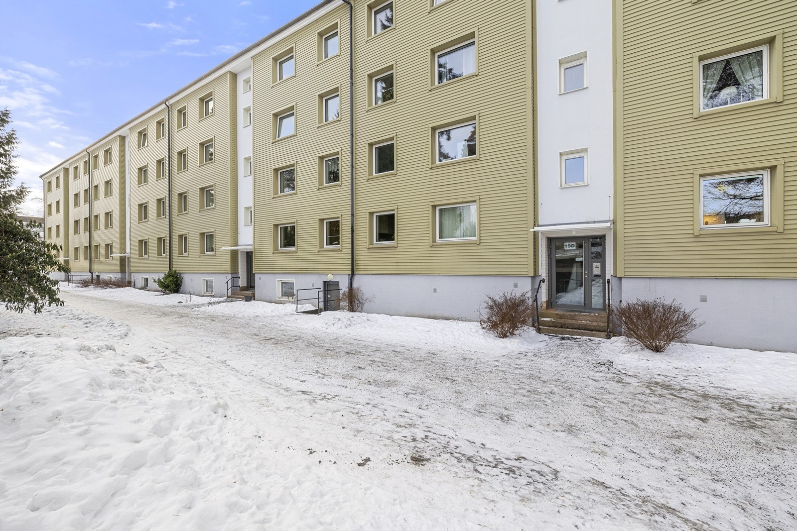 Leiligheten ligger i en høy og tilbaketrukket første etasje, med enkel adkomst. Galleribilde