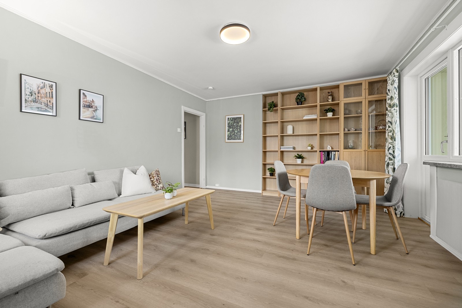 Oppvarming via radiatorer sikrer en jevn temperatur, og fyring er inkludert i felleskostnadene. Galleribilde