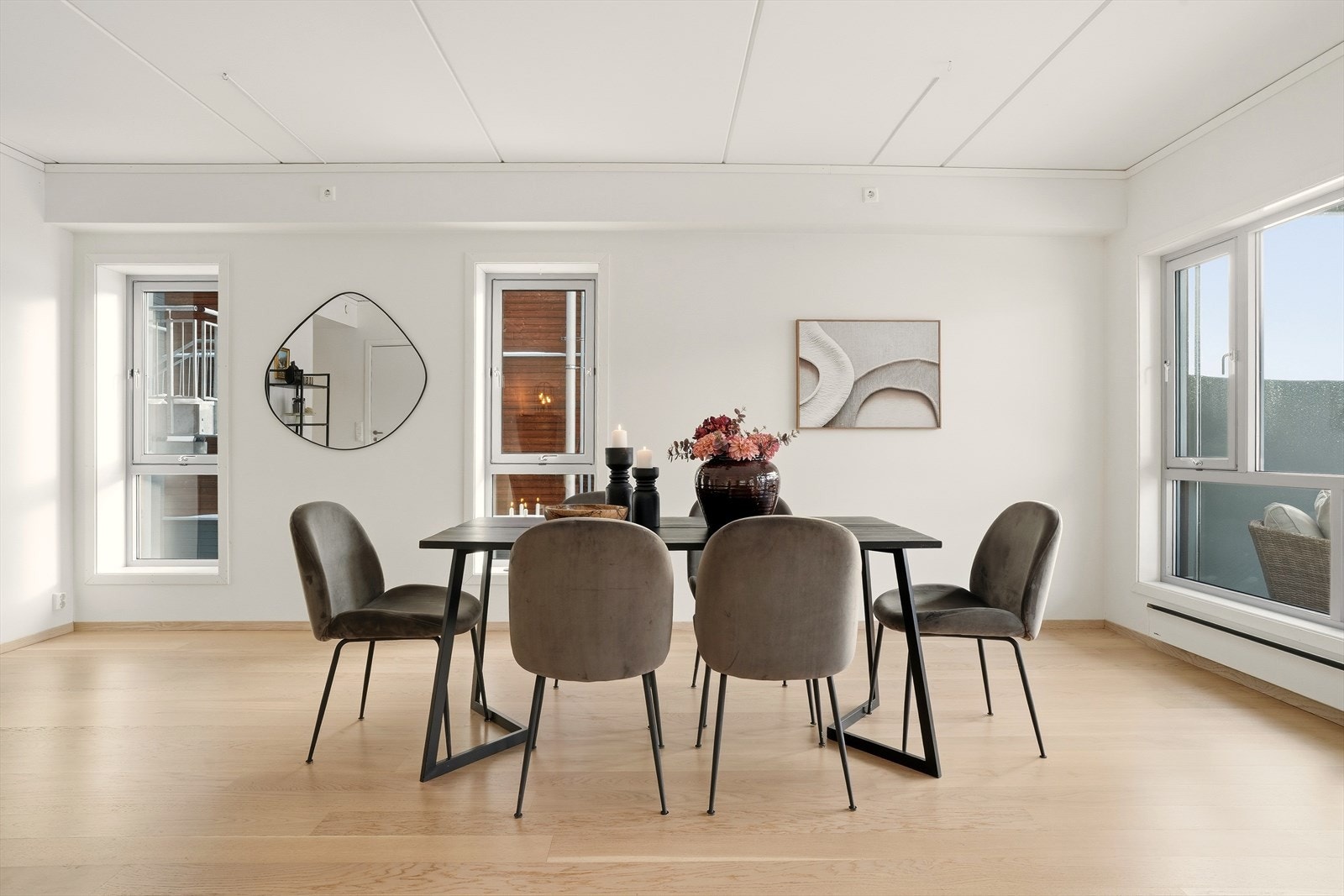 Spisebordet finner sin naturlige plassering ved kjøkkenet. Galleribilde