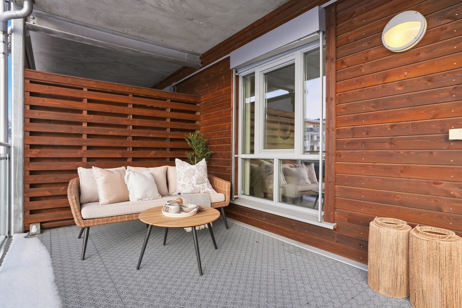 Fra stuen er det utgang til en hyggelig og romslig terrasse på hele ca. 20 kvm. Galleribilde