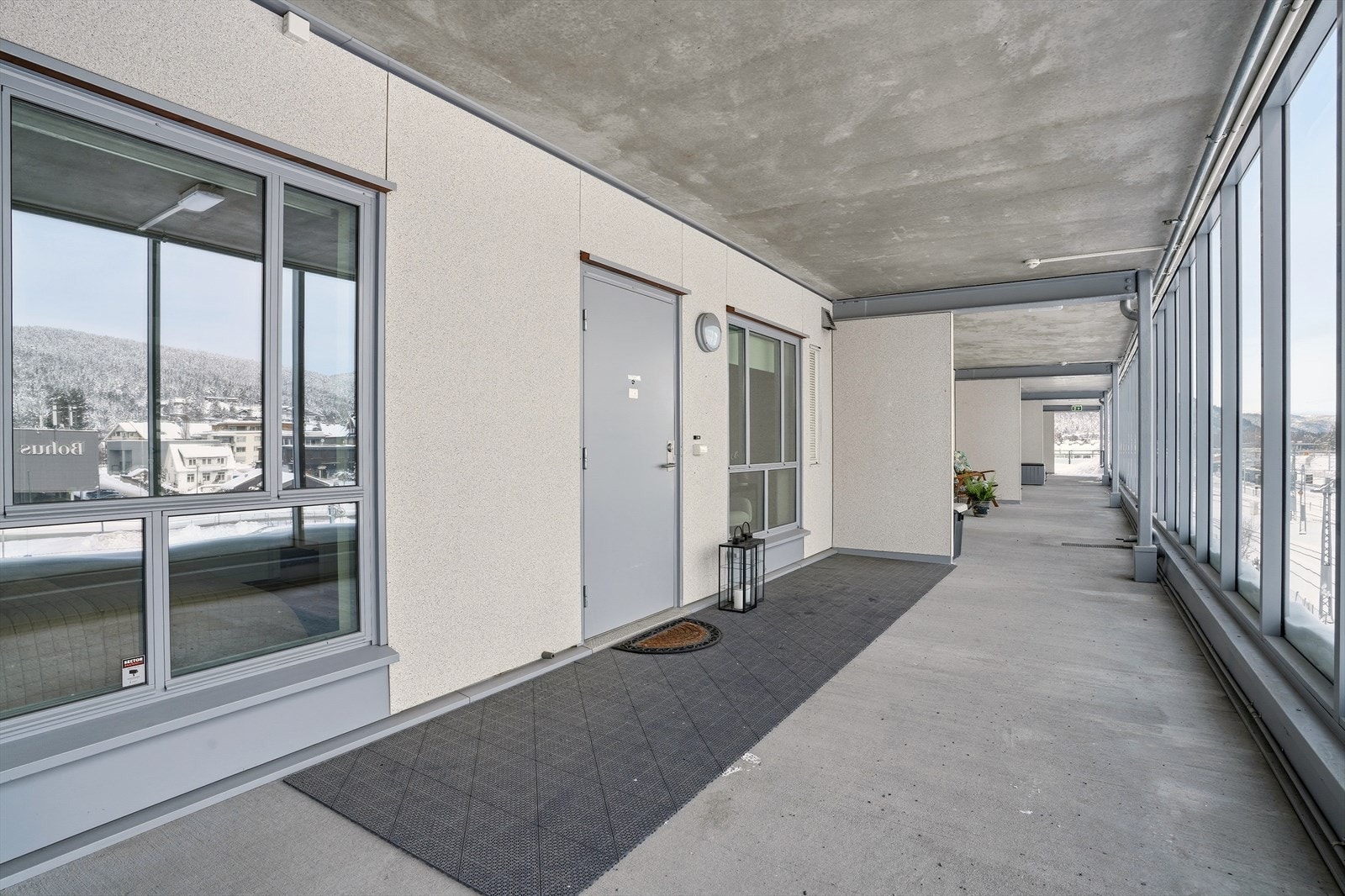 Velkommen inn! Leiligheten har adkomst fr svalgang med heis direkte opp fra garasje kjeller. Galleribilde