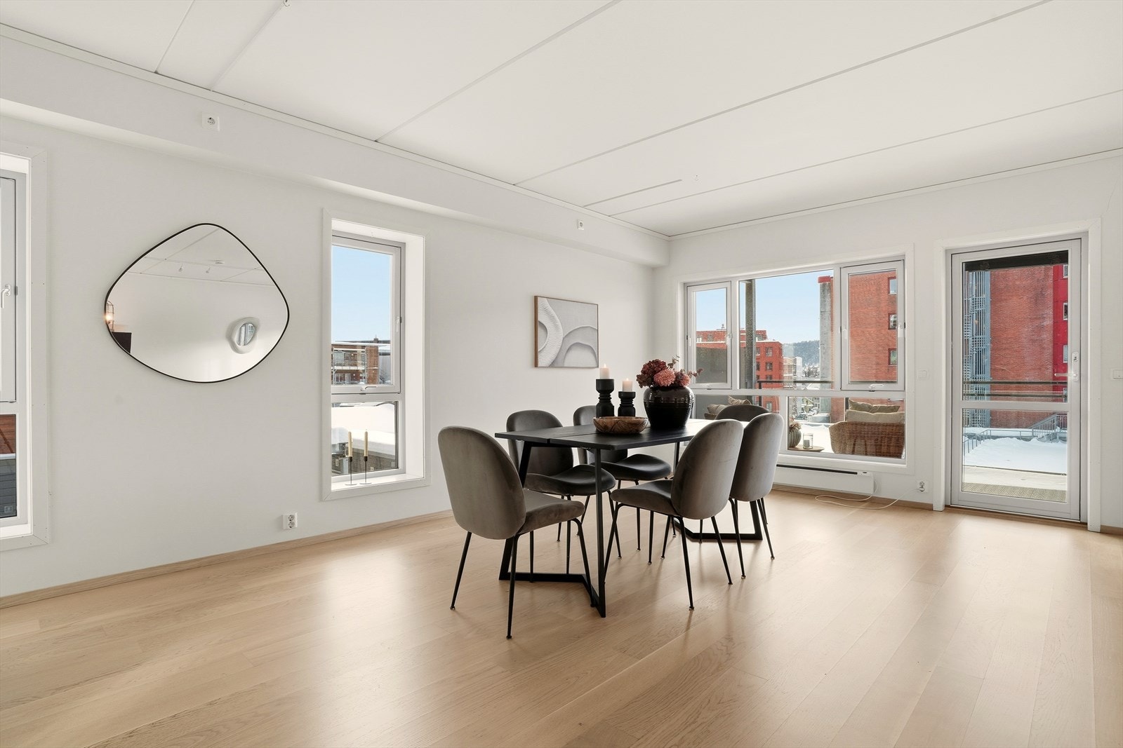 Delikat og tidsriktig innredet stue med 1-stavs parkett på gulv og slette hvitmalte overflater. Galleribilde