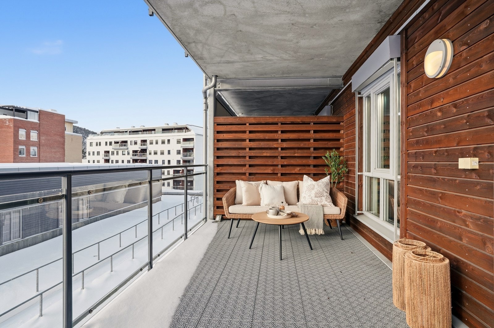 Delikat 3-roms leilighet fra 2010, midt i Kongsberg sentrum, med bl.a. heis, garasjeplass og en stor balkong! Galleribilde