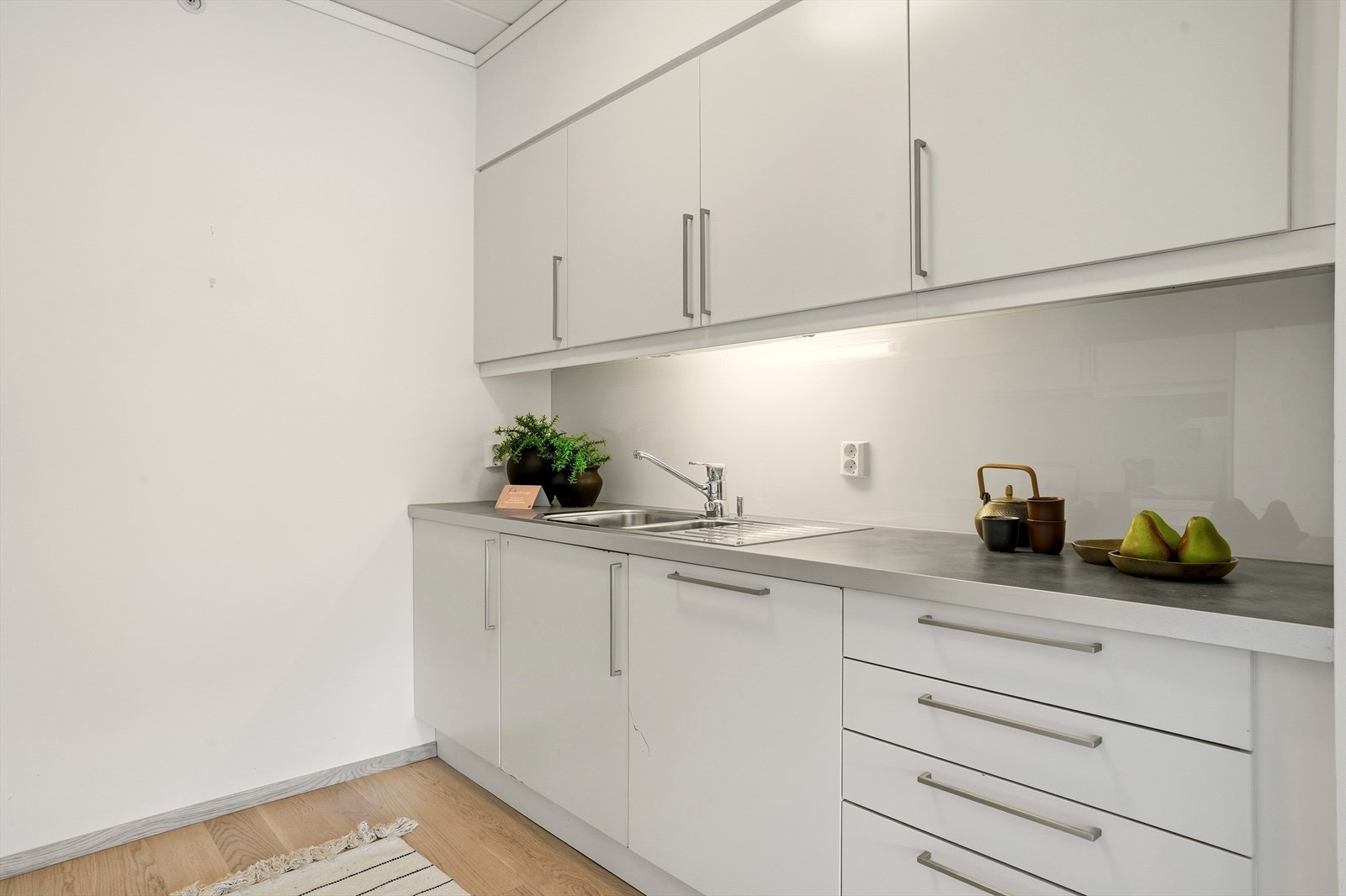 Kjøkkenet er utstyrt med integrerte hvitevarer som vaskekum, nedfelt komfyrtopp, ventilator, stekeovn, oppvaskmaskin, kjøl/frys. Galleribilde