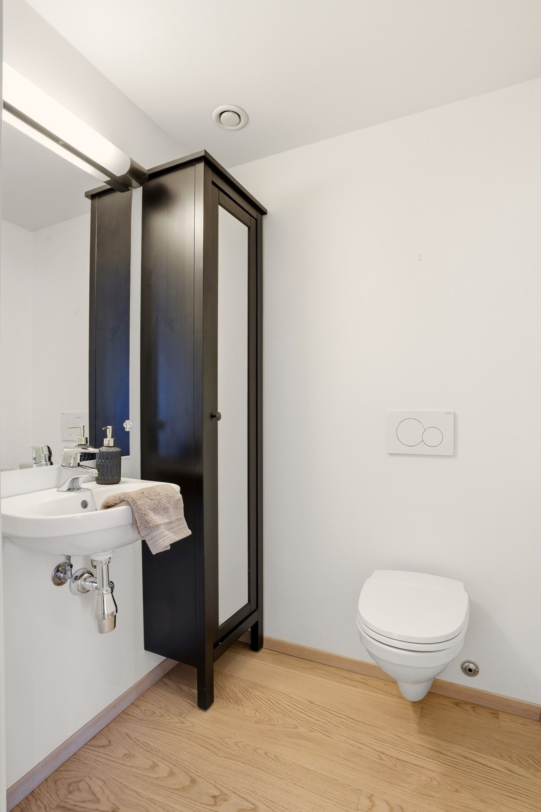 Leiligheten har i tillegg et adskilt toalettrom med enkel servantinnredning og vegghengt toalett. Galleribilde