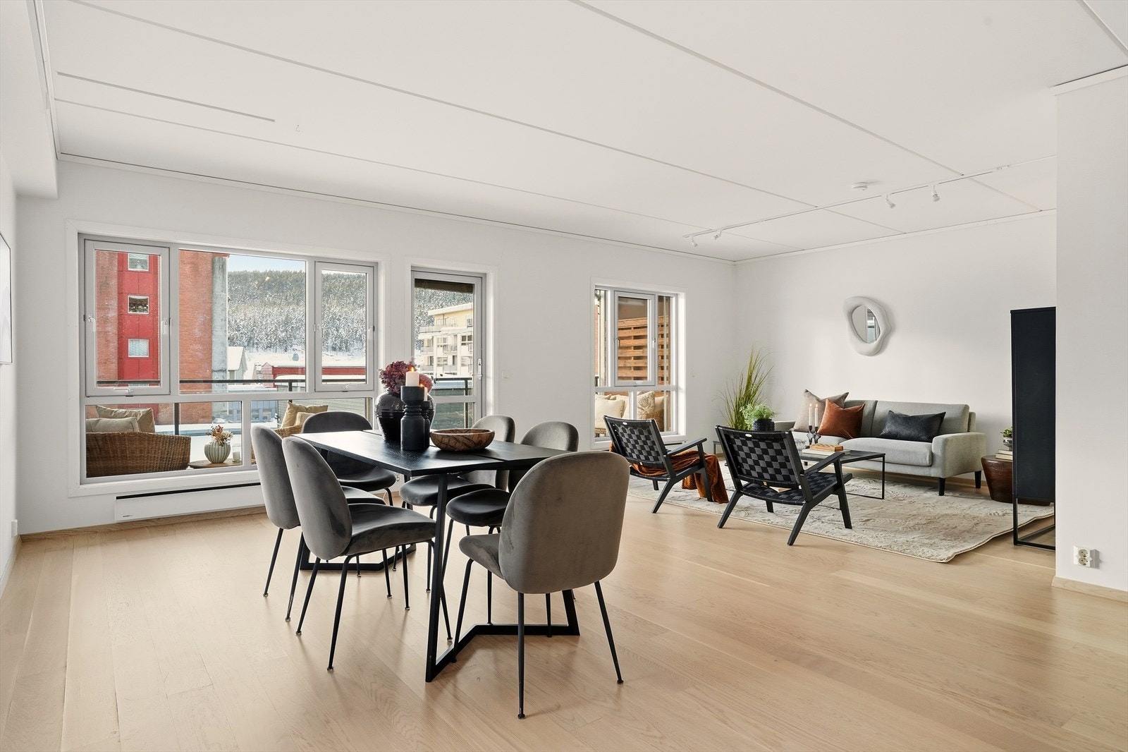 Leiligheten har en stilren utforming, gjennomtenkte løsninger og et moderne design som skaper et godt totalinntrykk. Galleribilde