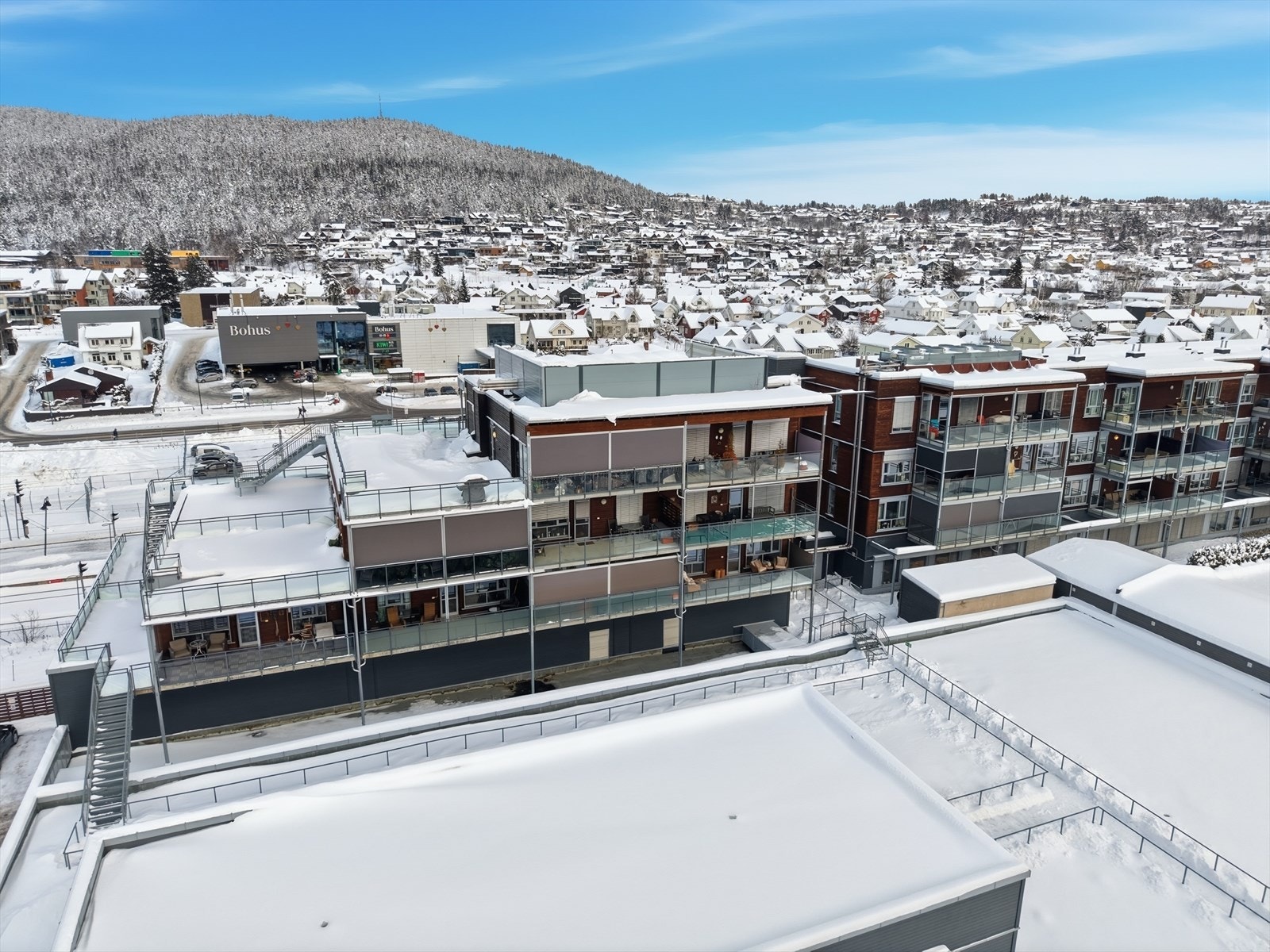 Skoler og barnehager ligger også innen kort avstand fra boligen, og med Kongsberg knutepunkt som nærmeste nabo blir veien heller ikke lang til verken Drammen, Oslo eller Notodden. Galleribilde