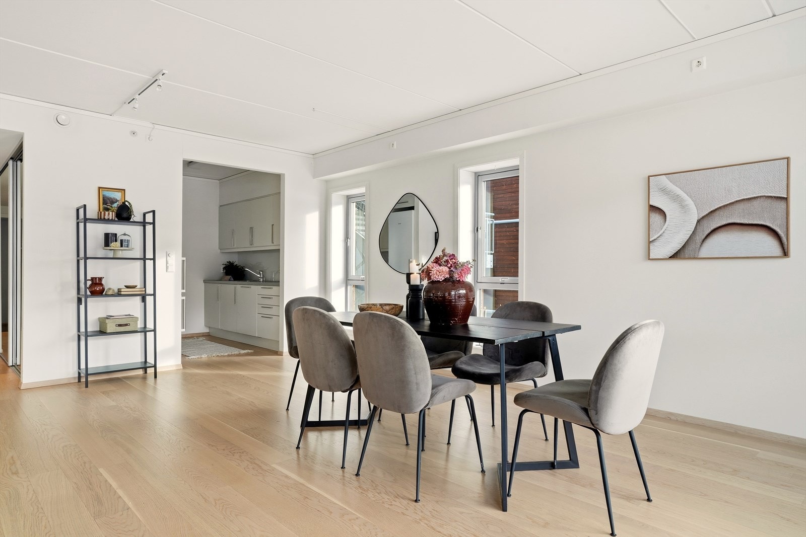 Boligen inneholder entrè, stue/kjøkken, 2 soverom, bad/vaskerom, toalettrom og bod. Galleribilde