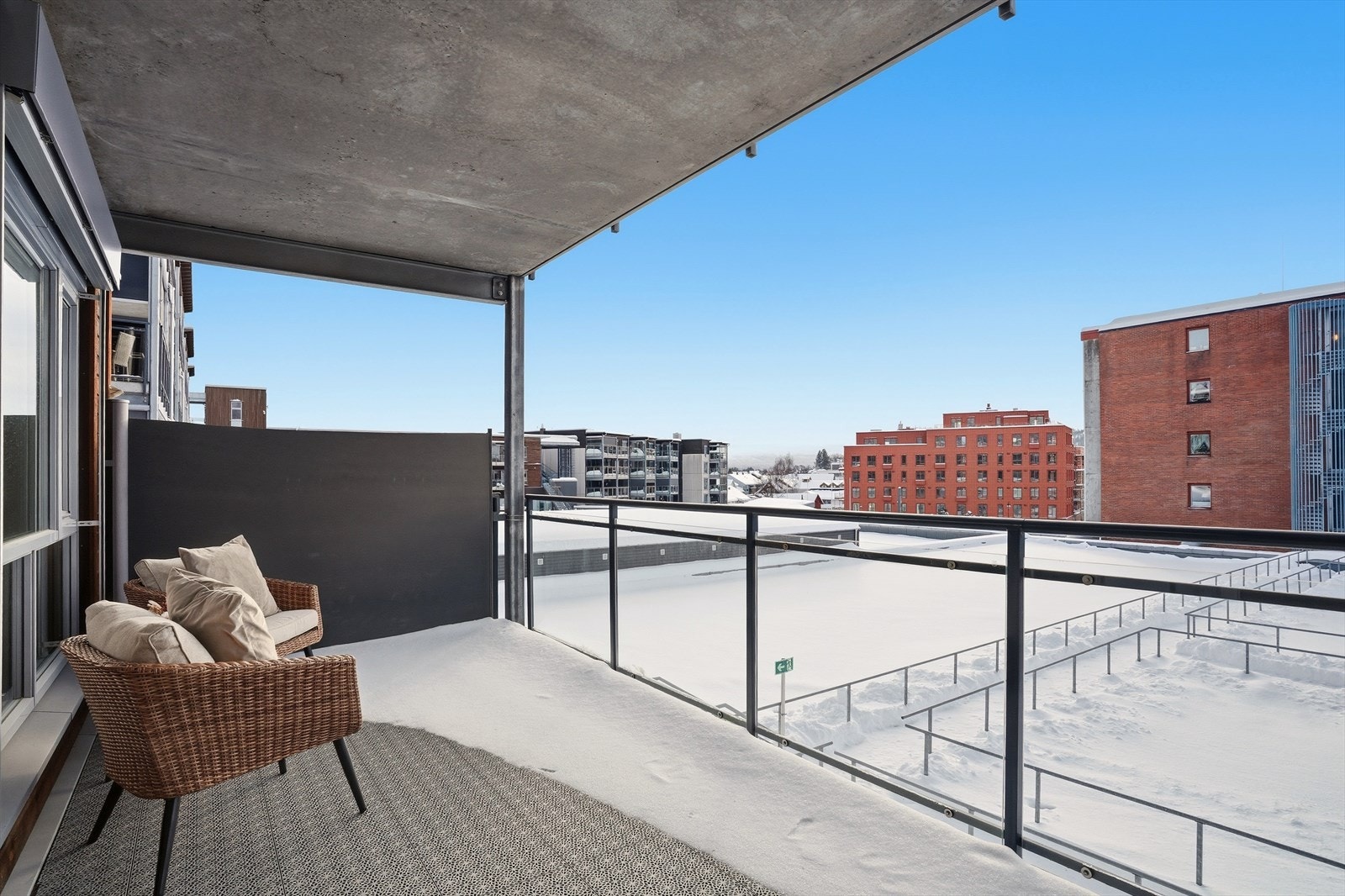 Uteplassen er en hyggelig oase, som gir deg muligheten til å nyte måltider utendørs eller sosiale sammenkomster. Galleribilde