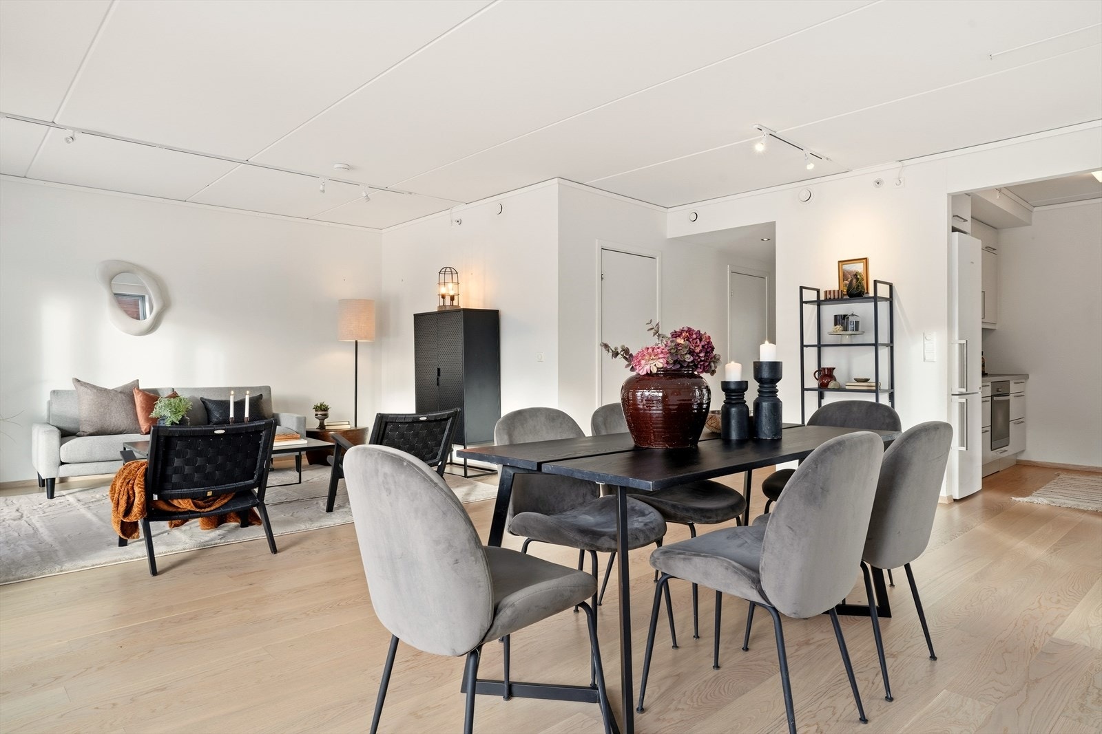 Eiendomsmegler Lars Bredeveien presenterer en tiltalende 3-roms selveierleilighet "midt i Kongsberg bysentrum". Velkommen til visning! Fotograf: Arild Brun Kjeldaas. Galleribilde