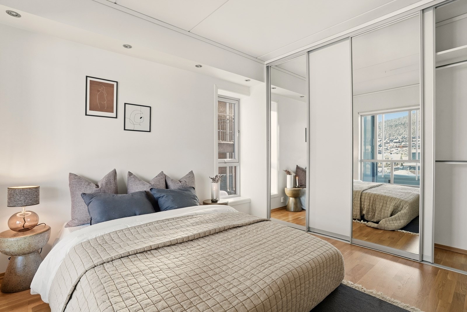 Hovedsoverommet er lyst og luftig med god plass til dobbeltseng og rom for oppbevaring i skyvedrøsgarderobe. Galleribilde