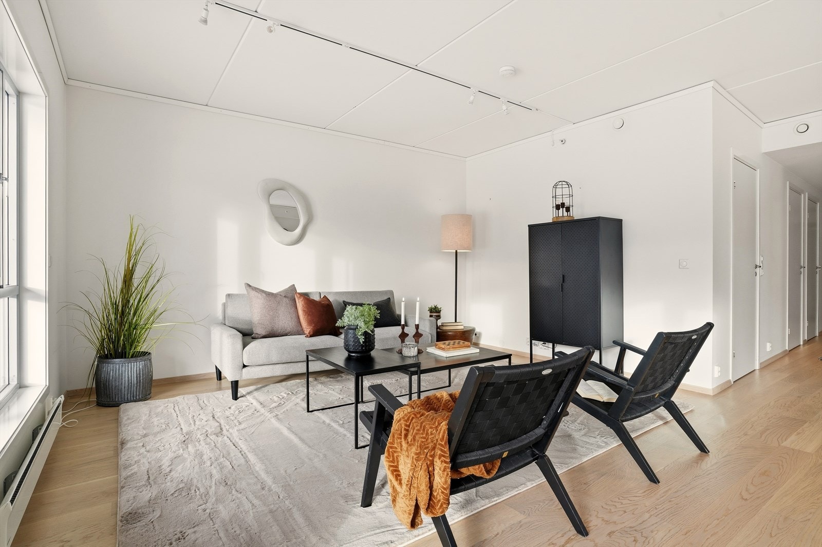 Det stilrene og lyse designet skaper et perfekt førsteinntrykk av boligen! Galleribilde