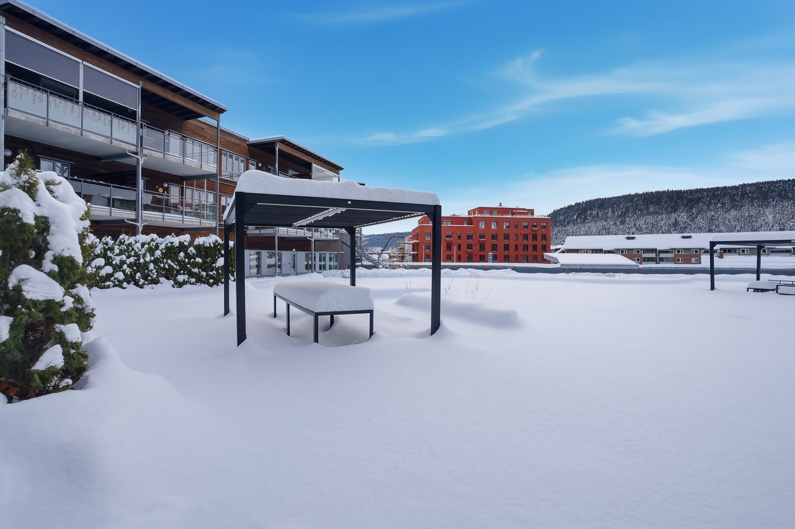 Flat felles tomt på 10 486,8 m², med opparbeidet fellesareal. Galleribilde