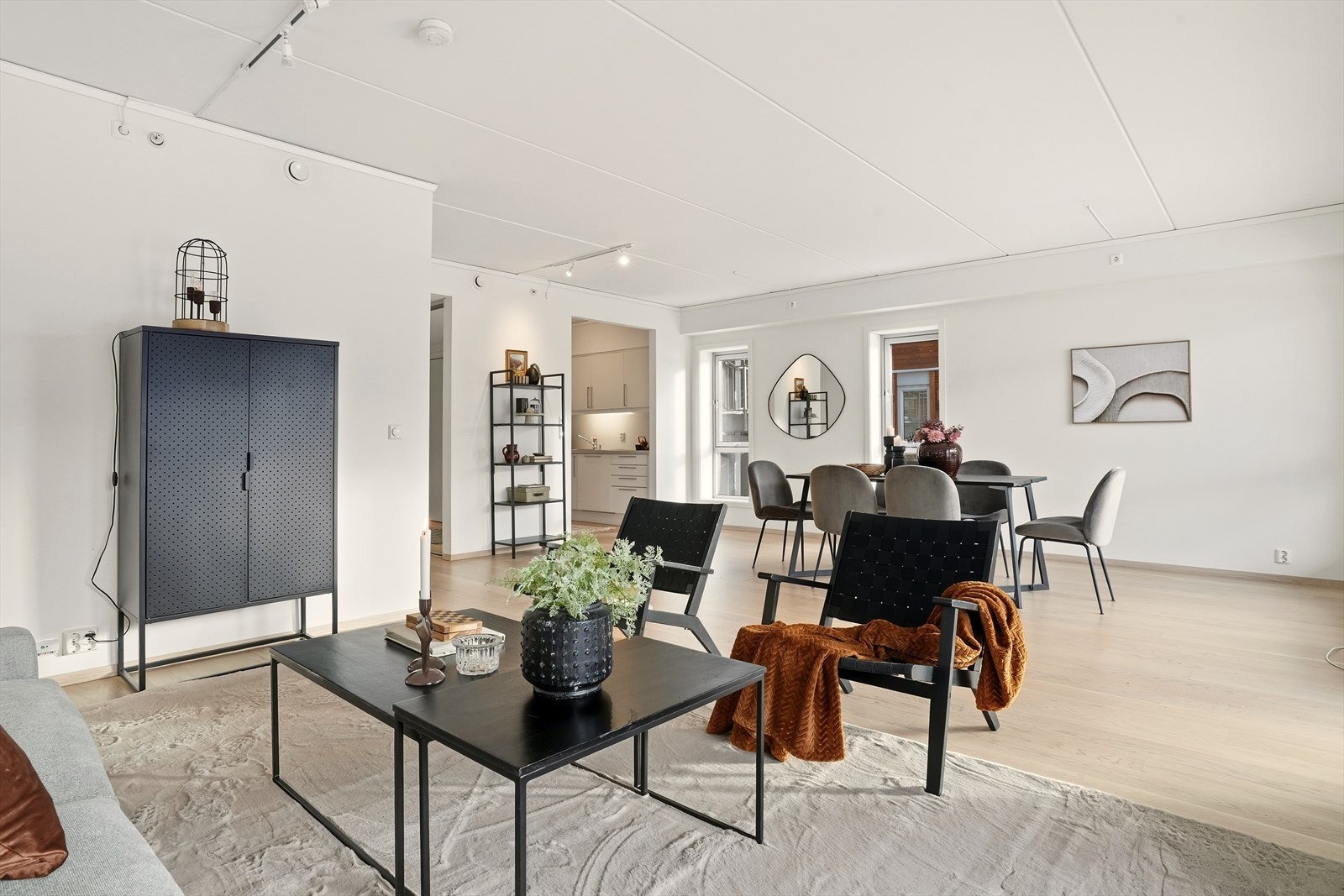 Planløsningen er godt utnyttet, overflatene er lyse og har en delikat fargetone. Galleribilde