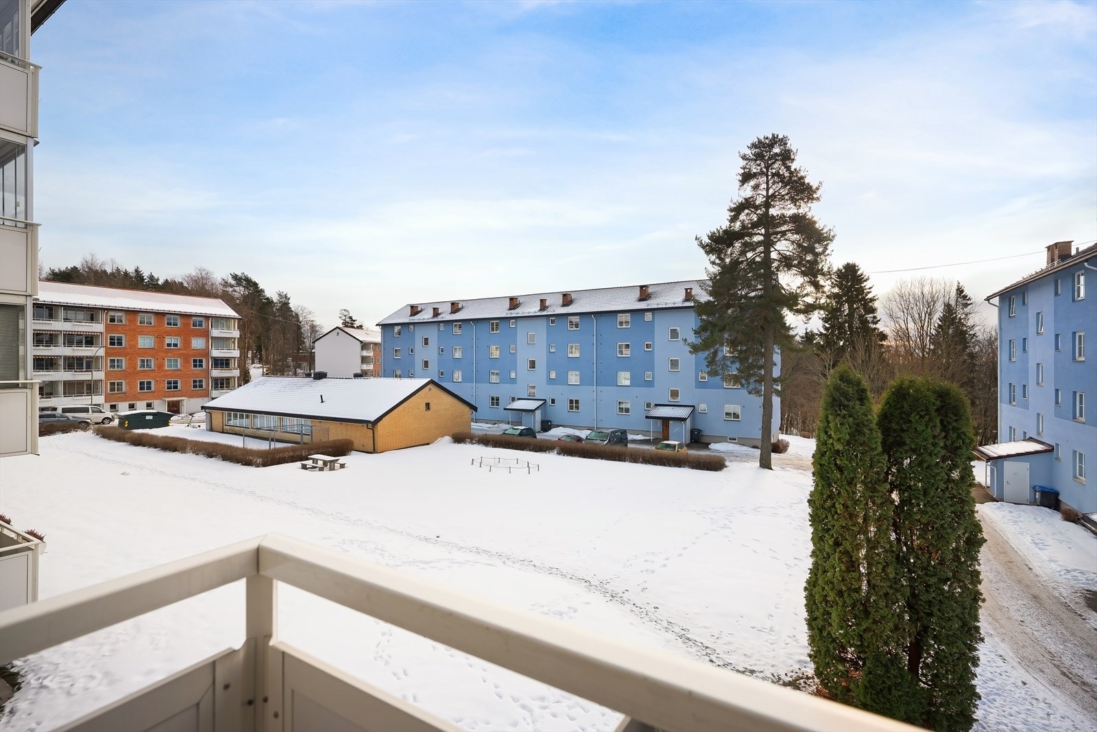 Her bor du i rolige og grønne omgivelser med kort vei til marka, kollektivtransport og et godt servicetilbud. Galleribilde