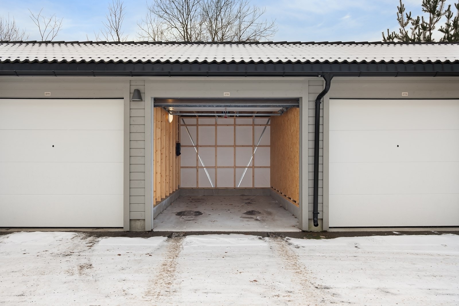 Garasjen har nylig blitt oppgradert og fremstår velholdt. Det er elektrisk port. For mer informasjon om garasjeplassen, se info under parkering i salgsoppgaven. Galleribilde