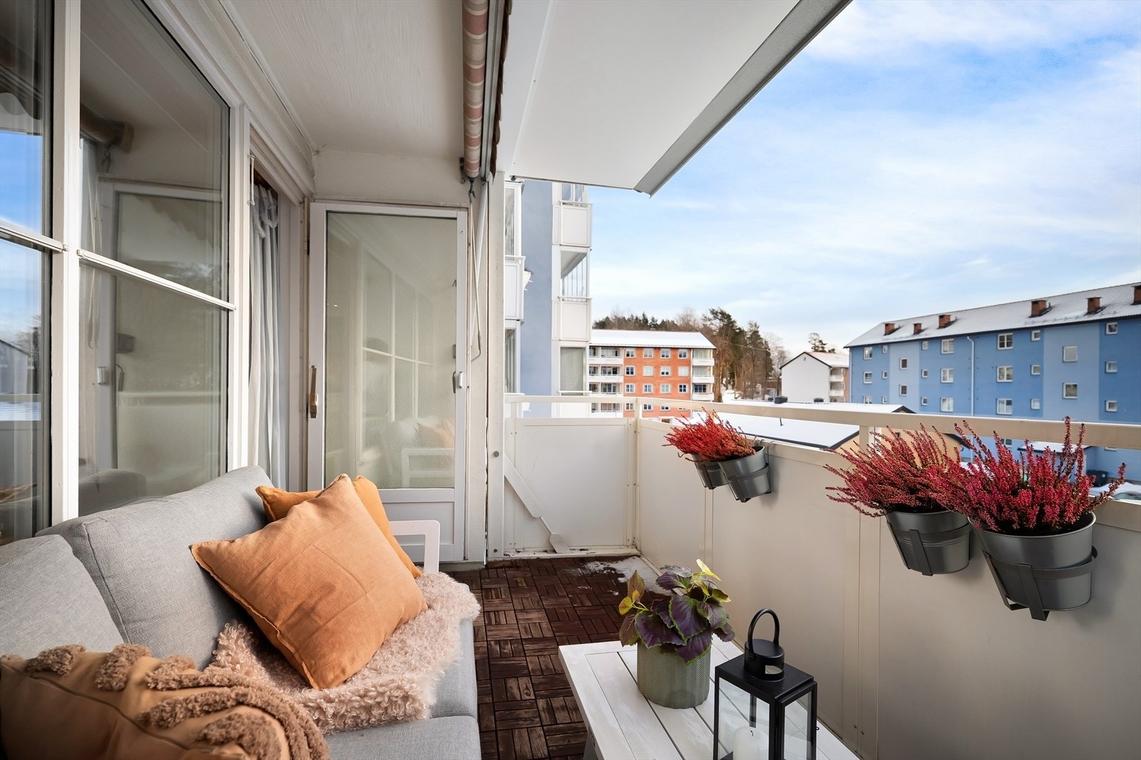 Fra stuen er det adkomst til balkong på 8 m². Selger opplyser om sol sommerstid fra ca kl. 07 - 18. Galleribilde