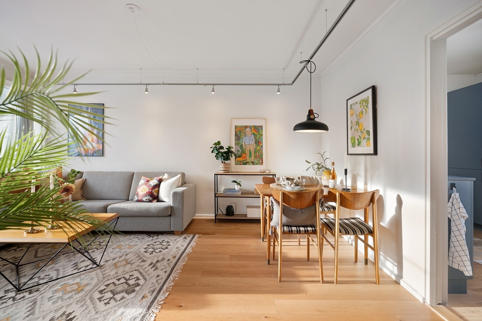 Her er det god plass til mediebenk, sofagruppe og spisegruppe. Galleribilde