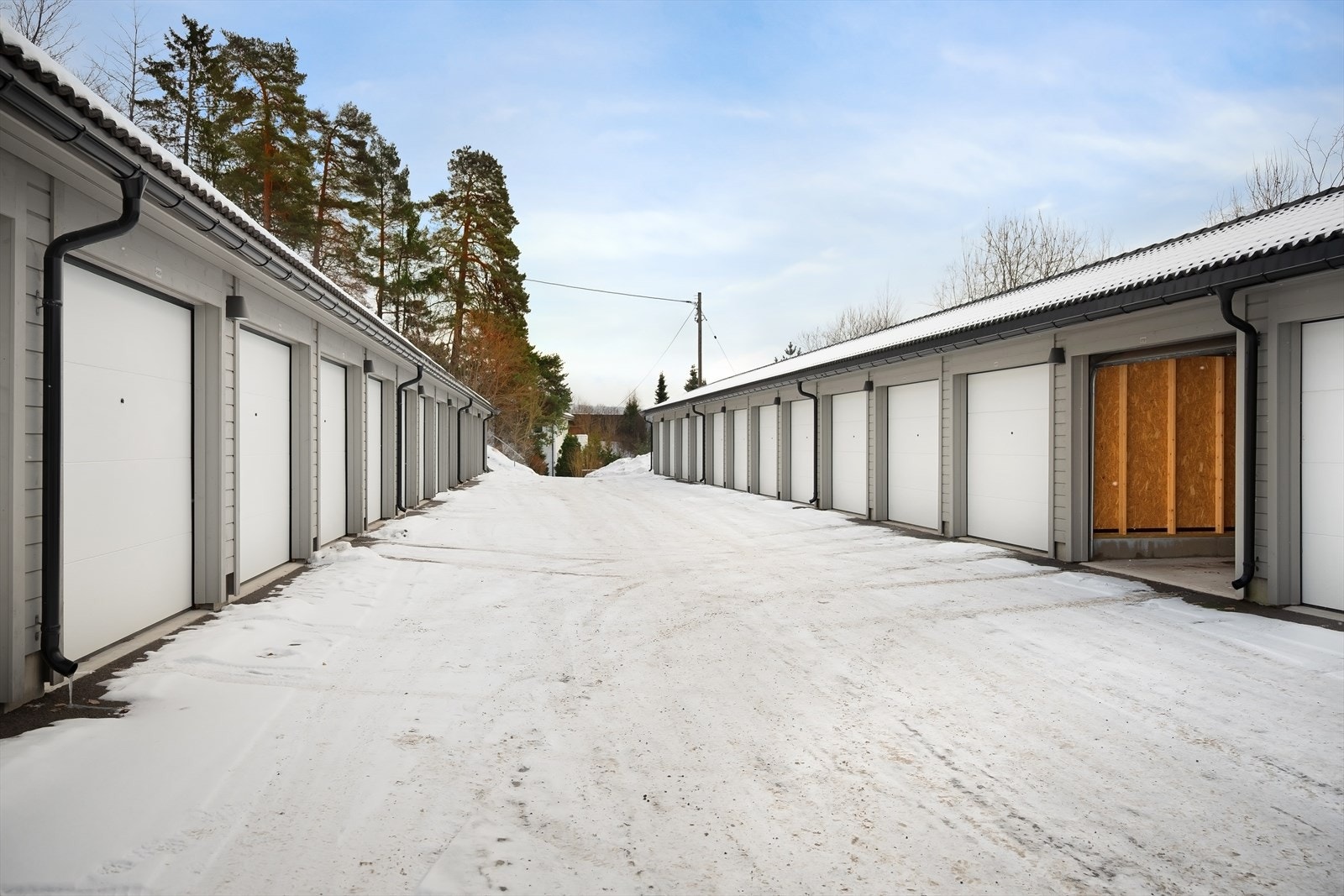 Selger eier en garasjeplass i Tonsenhagen Garasjelag som kan kjøpes for kr. 200.000,- i tillegg til kjøpesummen for boligen. Galleribilde