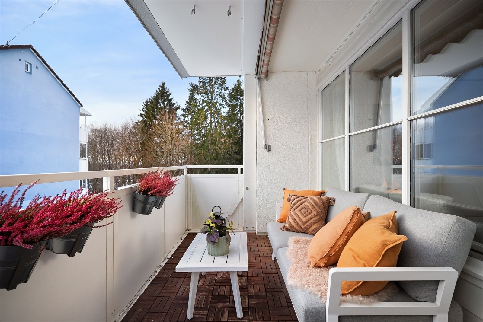 God plass til utemøbler og beplantning. Galleribilde