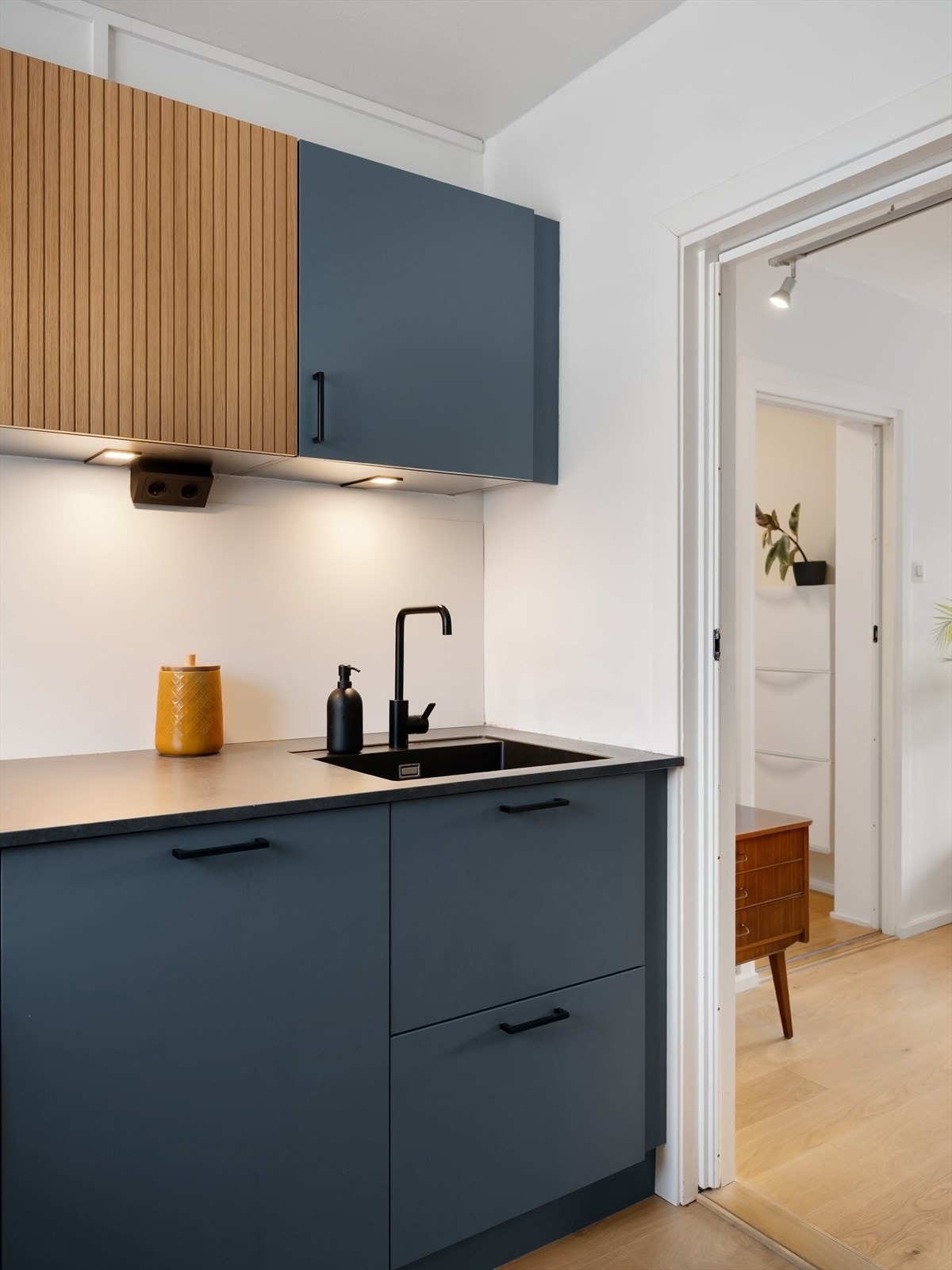 Det er montert vannstoppsystem og komfyrvakt. Galleribilde