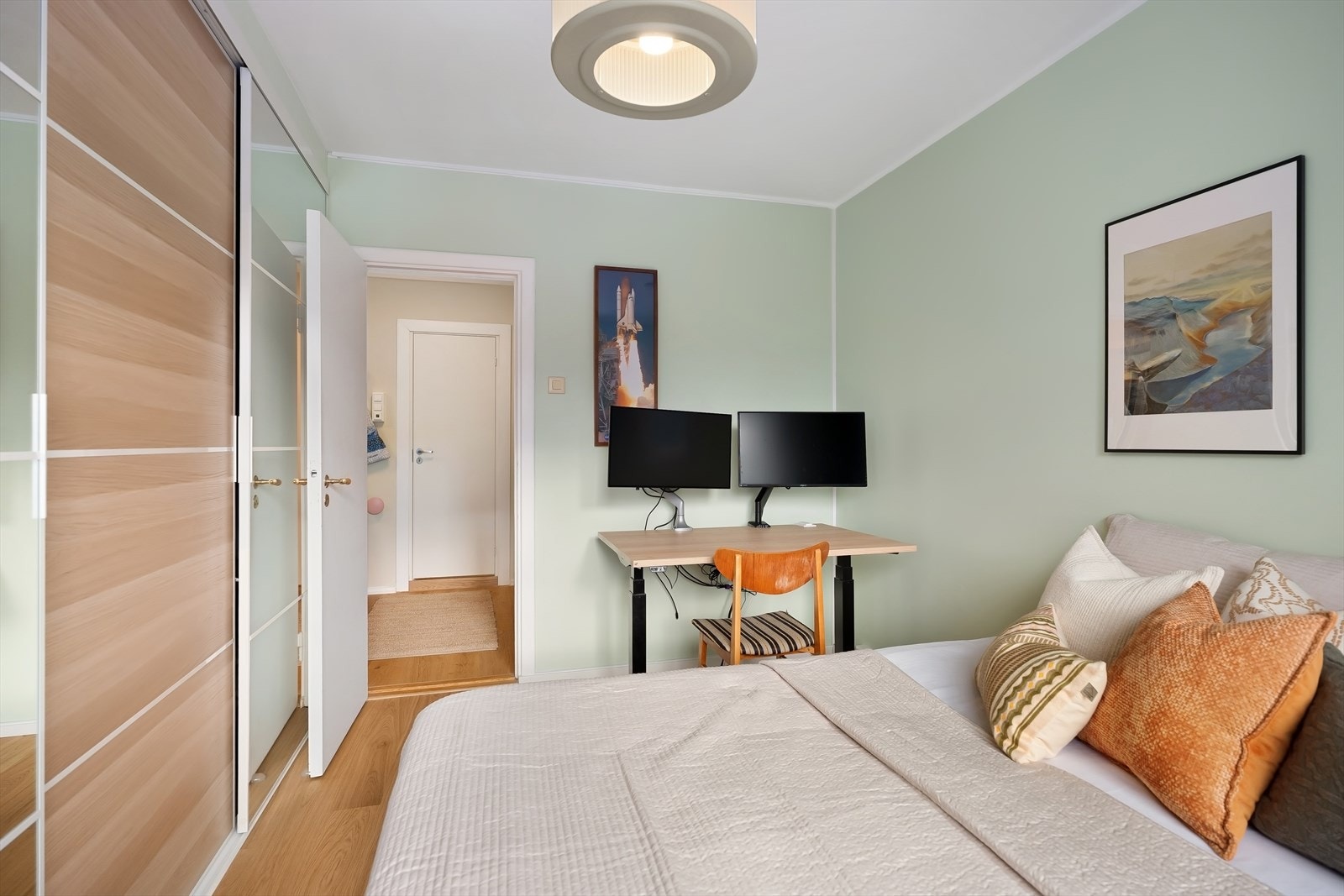 Ikke noe problem å få plass til et lite skrivebord på soverommet for de som ønsker et hjemmekontor. Galleribilde