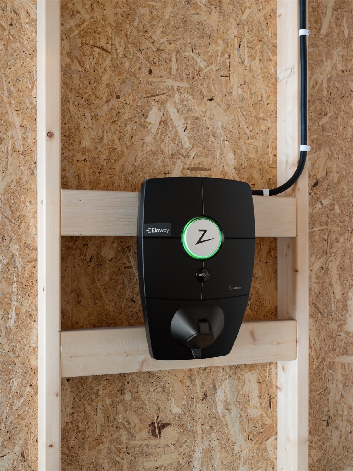 Det er installert lader til el-bil. Forbruk faktueres gjennom Elaway. Galleribilde