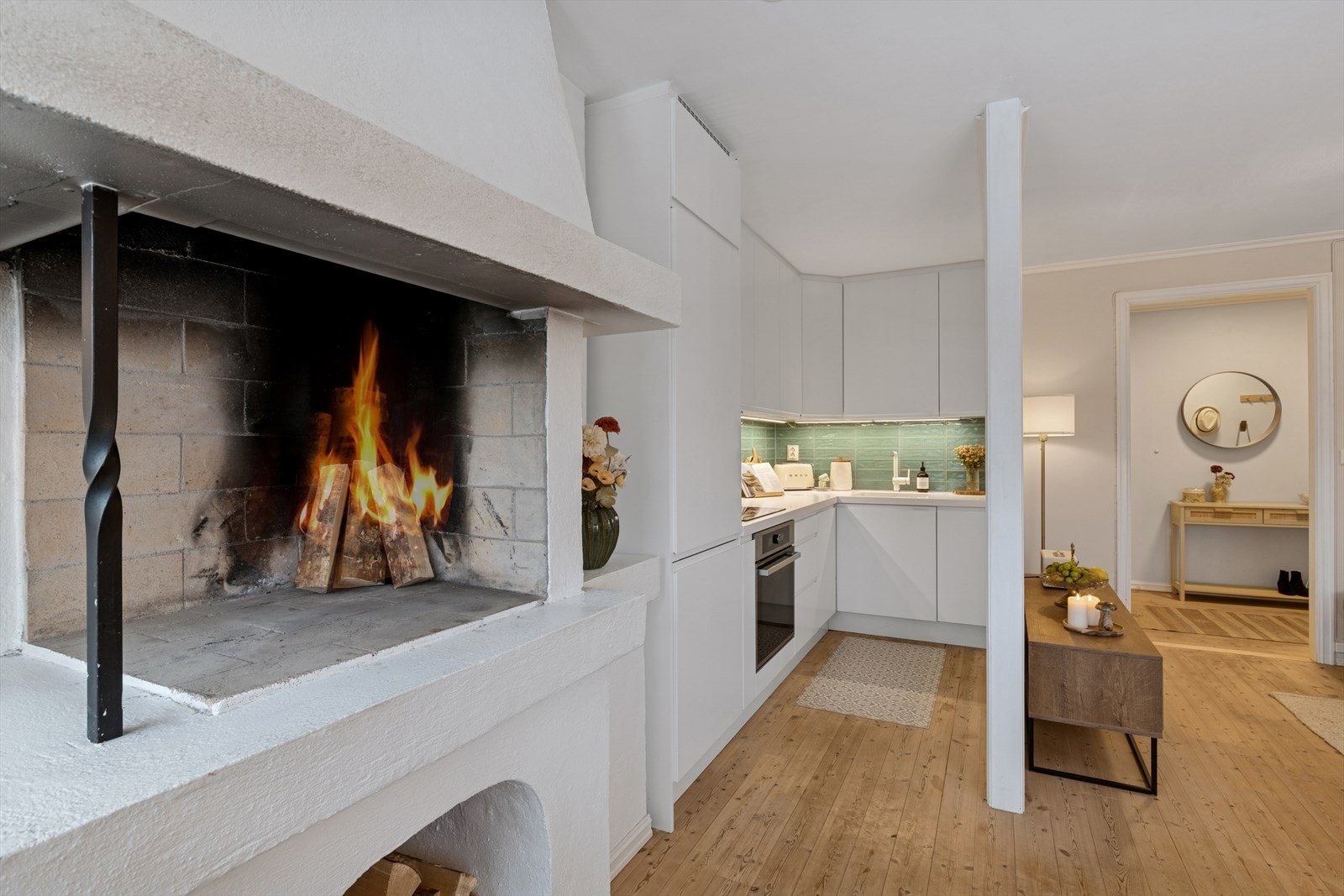 Lyst og moderne kjøkken fra 2017. Det har en innredning med glatte folierte fronter og laminat benkeplate. Galleribilde