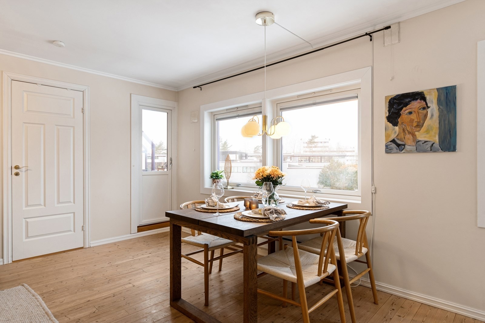 Det er også en naturlig plass til spisegruppe i rommet. Galleribilde